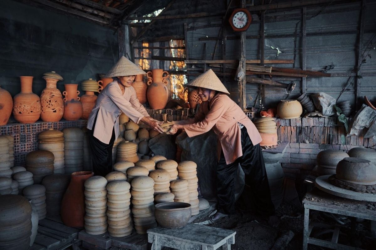 Du khách có thể đến làng gốm Thanh Hà để mua quà lưu niệm hoặc tự tay làm món đồ gốm cho riêng mình 